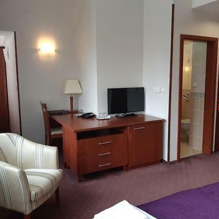 Hotel Park Avenue **** ปิเอชตานี ภายนอก รูปภาพ